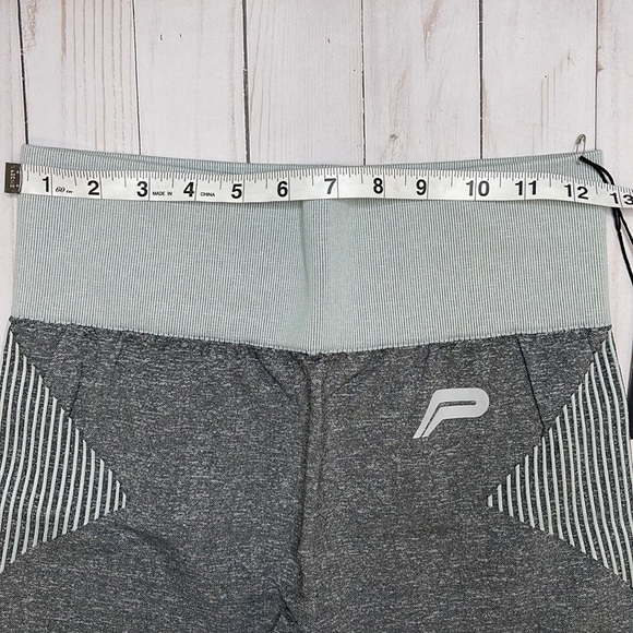 NWT. Pursue Fitness ADAPT seamless shorts.  Size MEDIUM.  Color: Light Grey - Picture 5 of 11